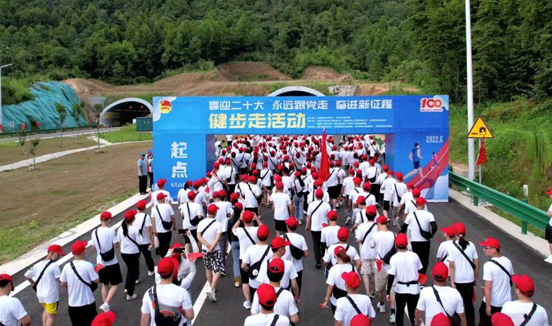 池州市團(tuán)委“喜迎二十大、奮進(jìn)新征程、永遠(yuǎn)跟黨走”健步走活動(dòng)在公司G318項(xiàng)目舉行6